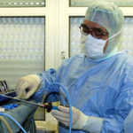 Dr. Jontschew bereitet das Arthroskop vor.